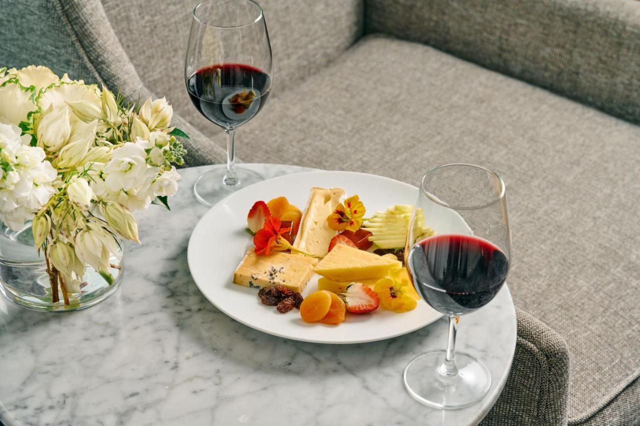 Sheraton Melbourne Hotel Exteriér fotografie Cheese and wine