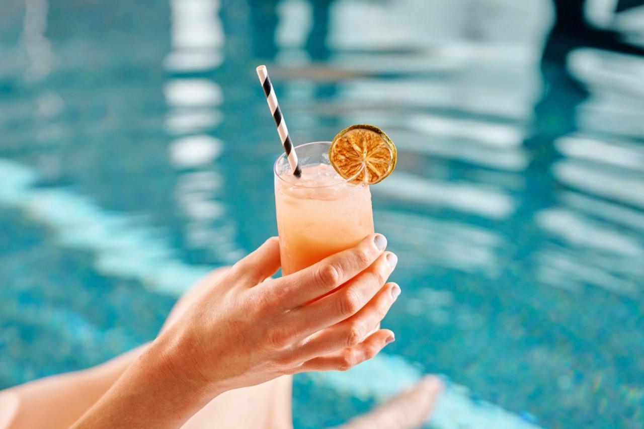 Sheraton Melbourne Hotel Exteriér fotografie A cocktail with a paper straw