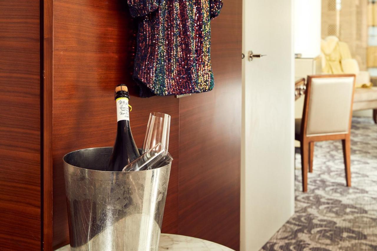 Sheraton Melbourne Hotel Exteriér fotografie A champagne bucket