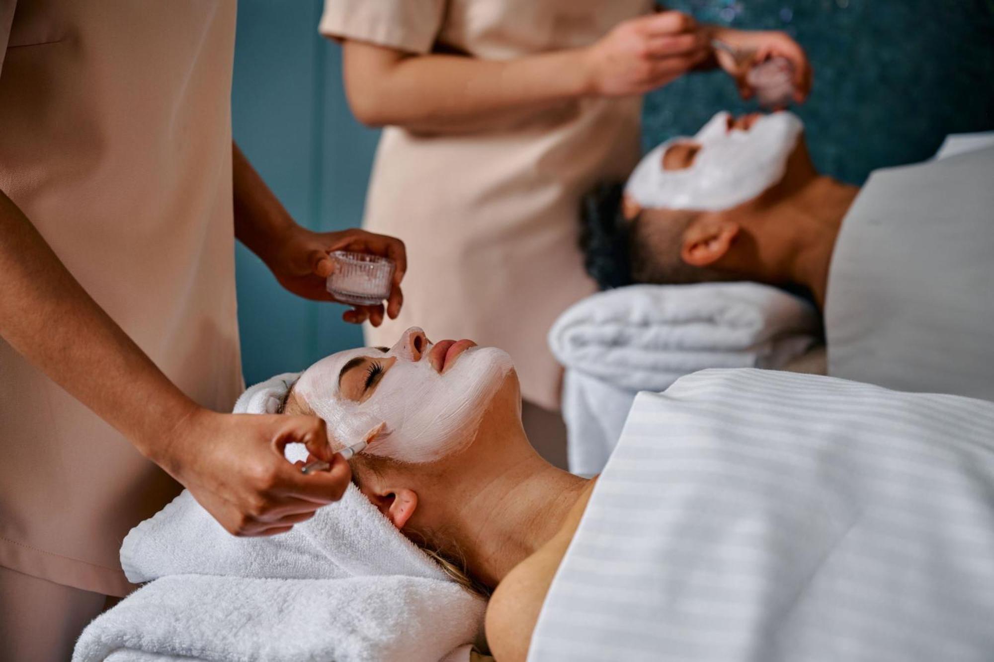 Sheraton Melbourne Hotel Exteriér fotografie A facial treatment