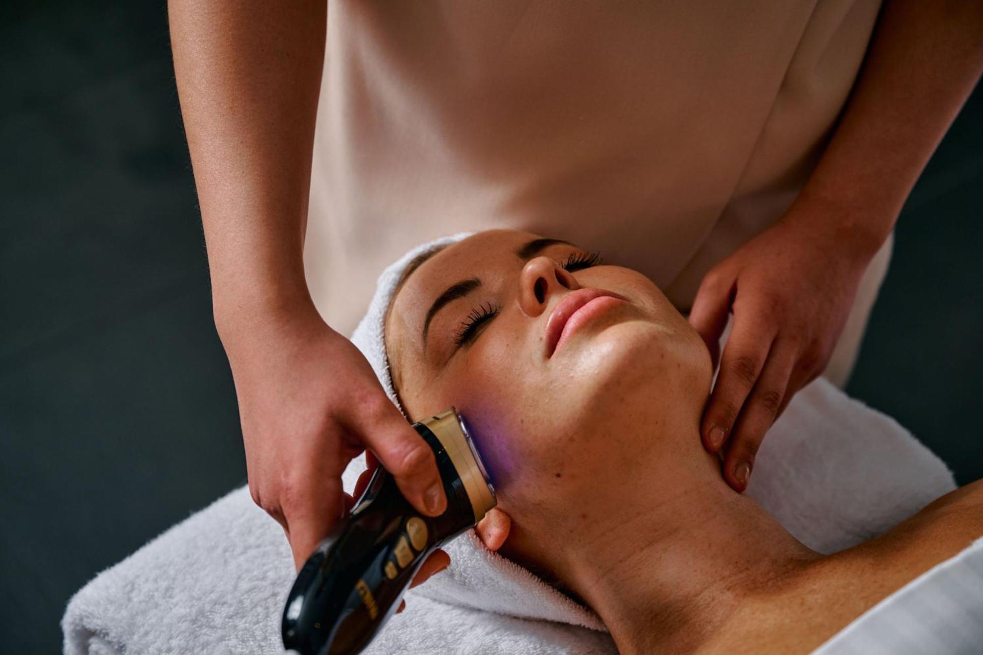 Sheraton Melbourne Hotel Exteriér fotografie A woman receiving a facial treatment