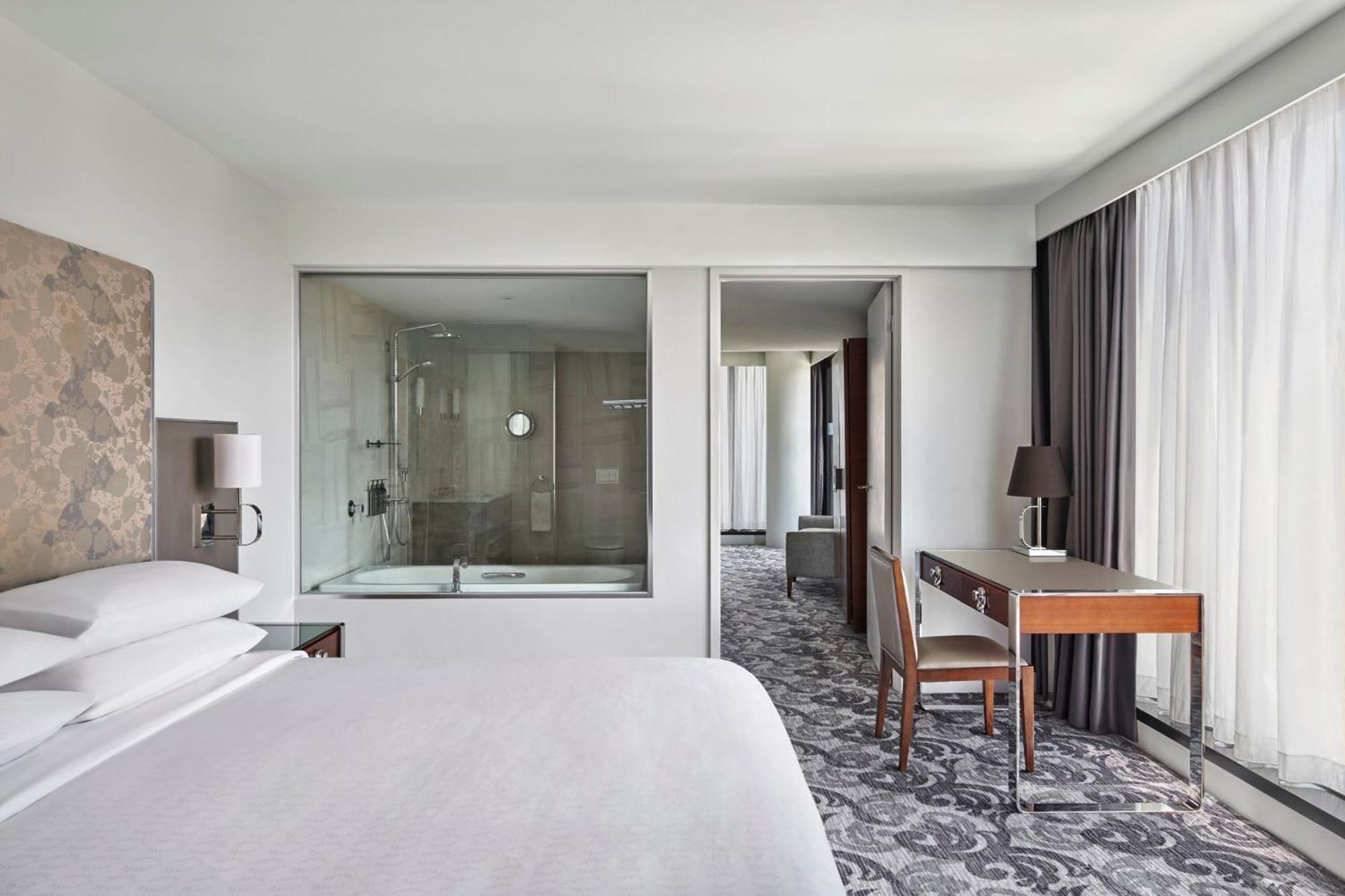 Sheraton Melbourne Hotel Exteriér fotografie A guest room at the hotel
