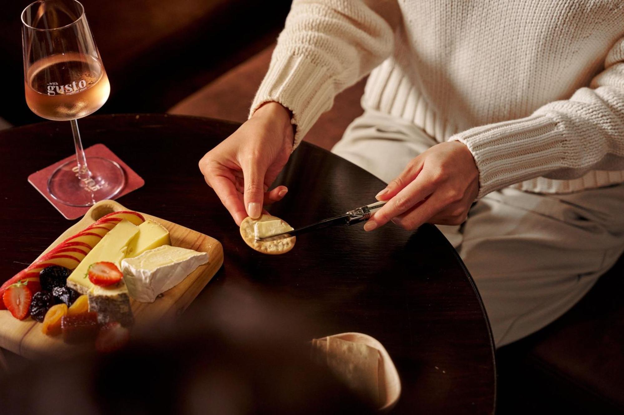 Sheraton Melbourne Hotel Exteriér fotografie A woman spreading butter on a cracker