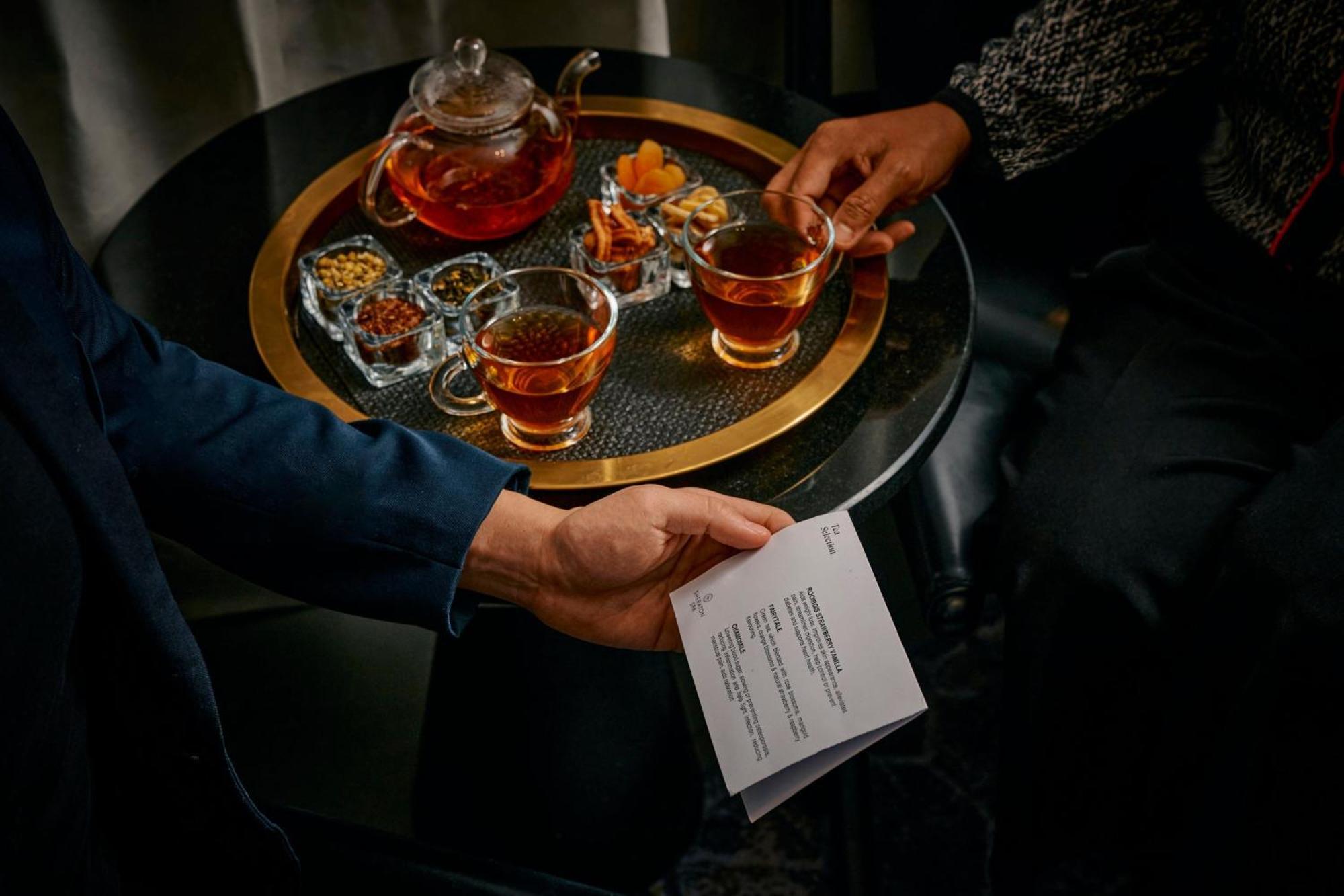 Sheraton Melbourne Hotel Exteriér fotografie A bartender serving drinks