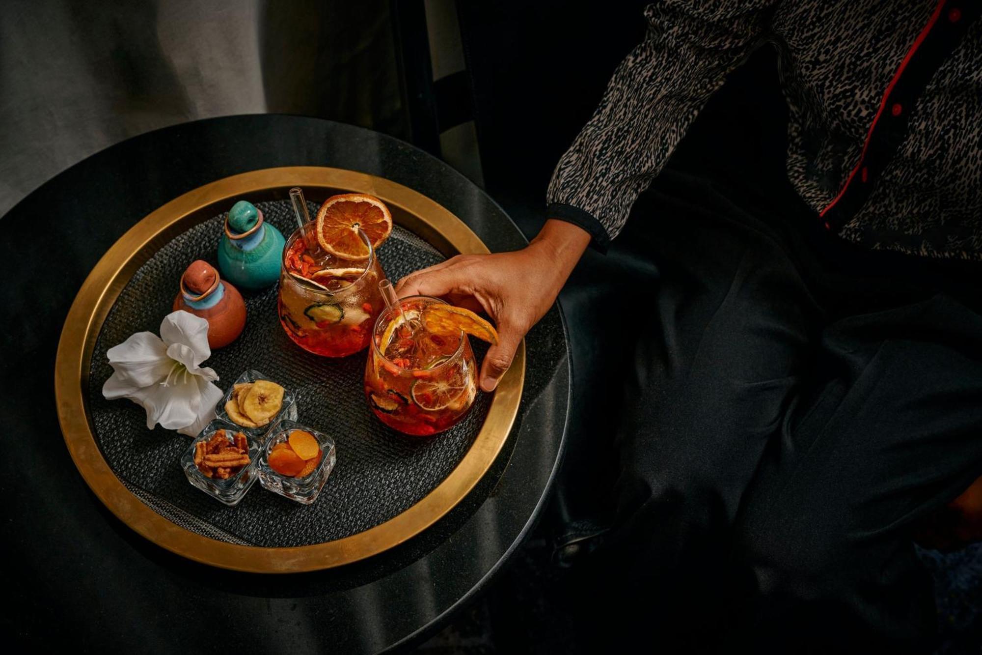 Sheraton Melbourne Hotel Exteriér fotografie A tray of cocktails